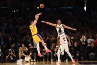 ドンチッチの劇的な決勝ジャンパーで、レイカーズが大熱戦を制した。(C)Getty Images