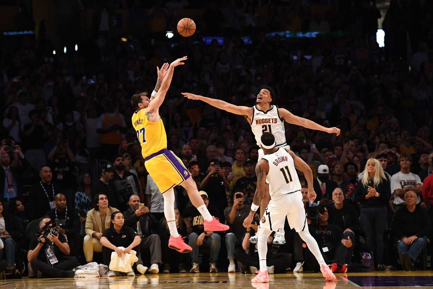 ドンチッチの劇的な決勝ジャンパーで、レイカーズが大熱戦を制した。(C)Getty Images