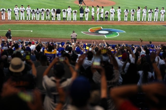 ベネズエラに敗れ、試合後に観客に挨拶する侍ジャパン。(C)Getty Images