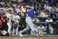 ７回にアブレイユが逆転３ランを放つ。その直後に同僚がある失敗を犯していた。(C) Getty Images