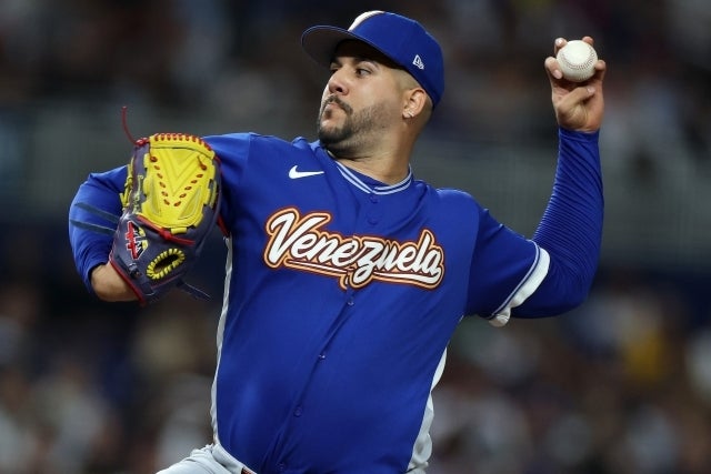 日本戦で２回１／３を投げて無失点に抑え、勝利投手になったデヘスス。(C)Getty Images