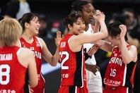 ４戦目で初勝利をあげた日本。依然厳しい状況だが、最終戦に望みをつないだ。(C)FIBA