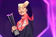 嬉しい初優勝に笑顔をみせる張本。今大会もふたりの中国選手を下して頂点を掴んだ。写真：新華社/アフロ