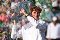 ２度のタイブレークを制し「BNPパリバ・オープン」初優勝を飾ったシナー。マスターズ1000のハードコート６大会を全て制覇し、史上３人目の快挙となった。（C）Getty Images