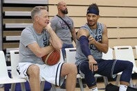 試合数削減を提唱するカーHC（左）に対し、ハート（右）は賛同しつつも「おそらく無理」と話した。(C)Getty Images