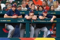 ベンチから声援を送ったカーショウ（左）。写真は準々決勝時のもの(C)Getty Images