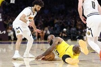 ナゲッツ戦で決死のルーズボールダイブを見せたレブロンを、指揮官や同僚が称賛した。(C)Getty Images