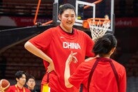 公称220cmのチャン・ツーユウ。まだ18歳と、長く日本の前に立ちはだかる存在になりそうだ。(C)FIBA