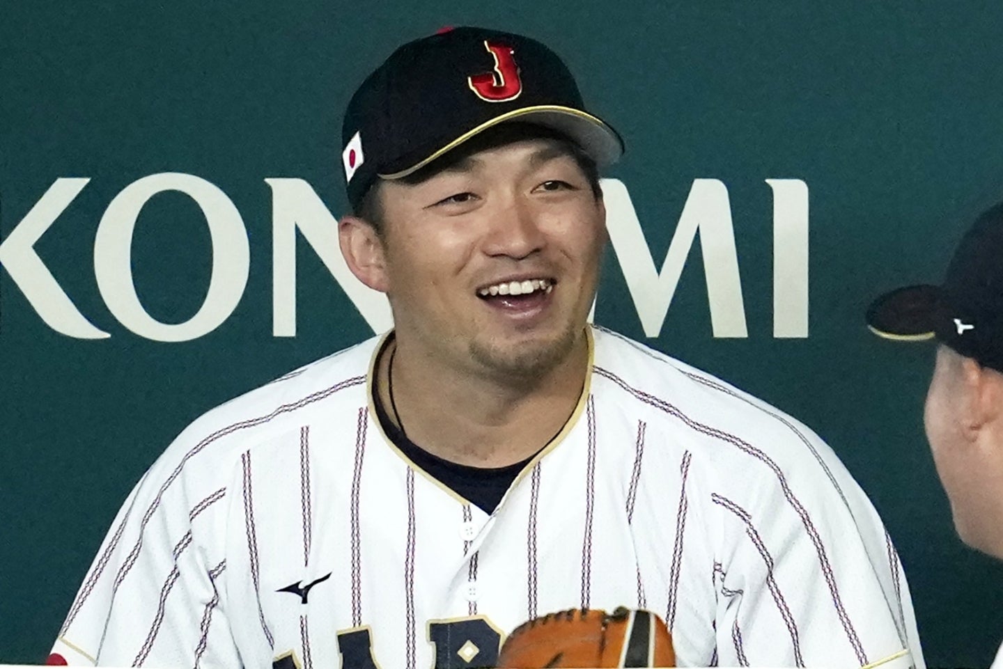 準々決勝ベネズエラ戦の初回に盗塁した際、右膝を負傷。そのまま交代となった鈴木。(C)Getty Images