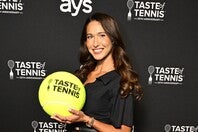 ツアー離脱中もファンサービスは欠かさないディアチェンコ。（C）Getty Images