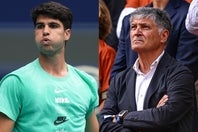 王者アルカラス（左）は「常に標的にされている」と重圧を口にするが、ナダルの元コーチ、トニ氏（右）は、誰でも格上相手にリスクを取って攻めるのは当然だと異を唱えた。(C)Getty Images