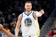 ２月にウォリアーズに加入したポルジンギスが、カリーをGOATに挙げた。(C)Getty Images