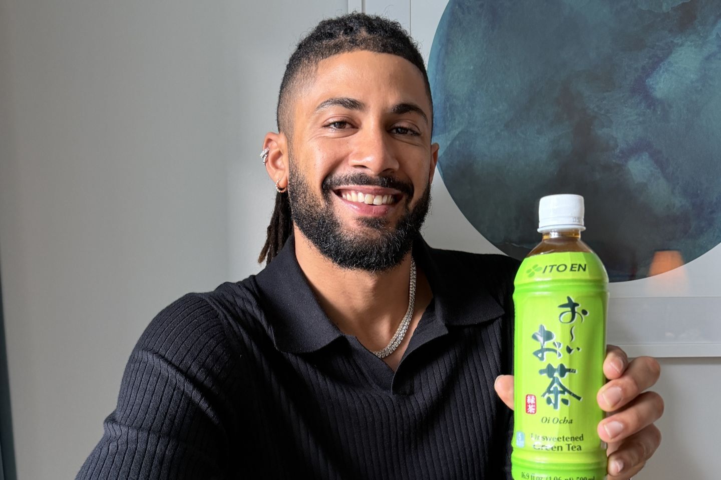 ドミニカ共和国代表のフェルナンド・タティースJr.が伊藤園と異色のコラボ。写真：伊藤園提供