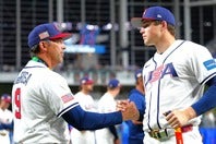 デローサ監督（左）と健闘を称えるミラー（右）。その顔に笑みは無い。(C)Getty Images