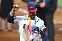 アメリカ代表ハーパーが試合後、優勝したベネズエラの選手たちを祝福した。(C)Getty Images