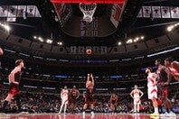 大敗を喫した試合終盤、河村がユナイテッド・センターのファンを沸かせた。(C)Getty Images