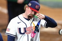 不満の表情で銀メダルを外すガナー・ヘンダーソン。(C)Getty Images