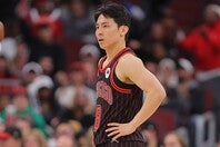 河村が持ち前のパスセンスでホームアリーナを沸かせた。(C)Getty Images