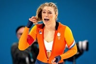 オークションにスーツを出品したレールダム。収益は自身が所属していたクラブへ渡る。(C)Getty Images