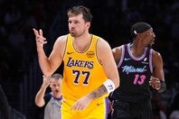 “83点男”アデバヨ(右)に対抗するかのように、ドンチッチが圧巻のスコアリングショーでレイカーズを勝利に導いた。(C)Getty Images