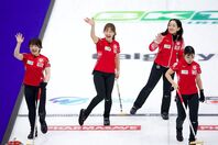 現地木曜日のゲームでも２連勝を飾ったロコ・ソラーレ。見事決勝Ｔ進出を決めた。写真：Anil Mungal/アフロ