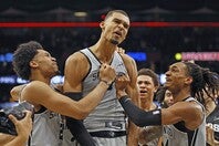 自らの決勝弾で勝利に導いたウェンバンヤマ。スパーズがプレーオフ進出を決めた。(C)Getty Images