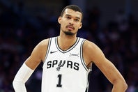 若き主砲ウェンバンヤマの活躍もあり、スパーズは７年ぶりのプレーオフ進出を決めた。(C)Getty Images