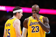 リーブス(左)が連戦となったヒート戦に出場したのは、レブロン(右）の存在が大きく影響していた。(C)Getty Images