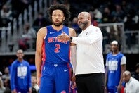 カニングハム(左)離脱は痛手だが、ビッカースタッフHC(右)はコート外での貢献に期待を寄せる。(C)Getty Images