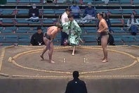 序二段の安寿真（左）と満富士（右）の一番で美声が館内に響き渡った。(C) AbemaTV,Inc.