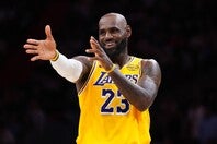 レイカーズ連勝の立役者としてドンチッチに注目が集まる一方、“３番手”の役割に順応したレブロンの貢献も見逃せない。(C)Getty Images