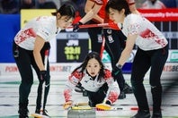 カーリングの女子日本代表。準決勝で思わぬ珍事があった。写真：AP/アフロ