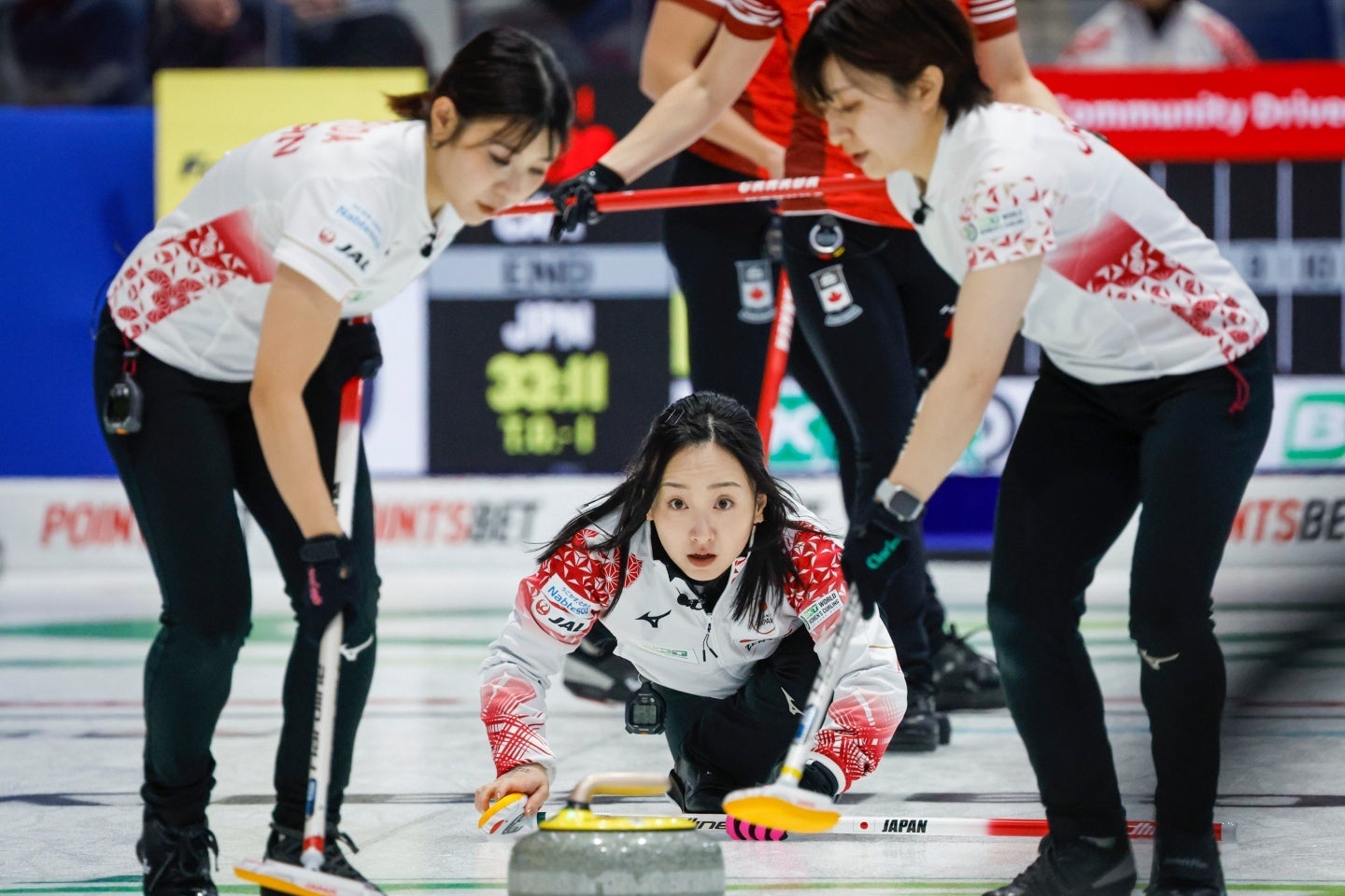 カーリングの女子日本代表。３位決定戦で思わぬ珍事があった。写真：AP/アフロ