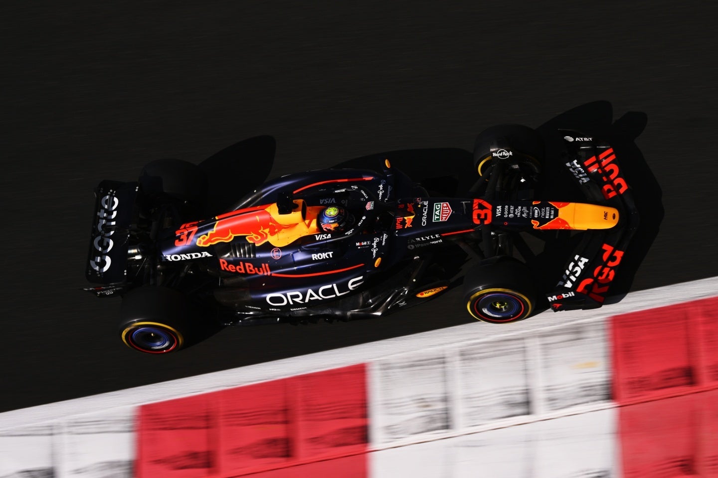 F1レッドブルの日本GP限定マシンが注目を集めた。(C) Getty Images