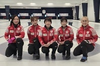 カーリングの女子日本代表。10年ぶりのメダル獲得はならなかった。(C)JCA