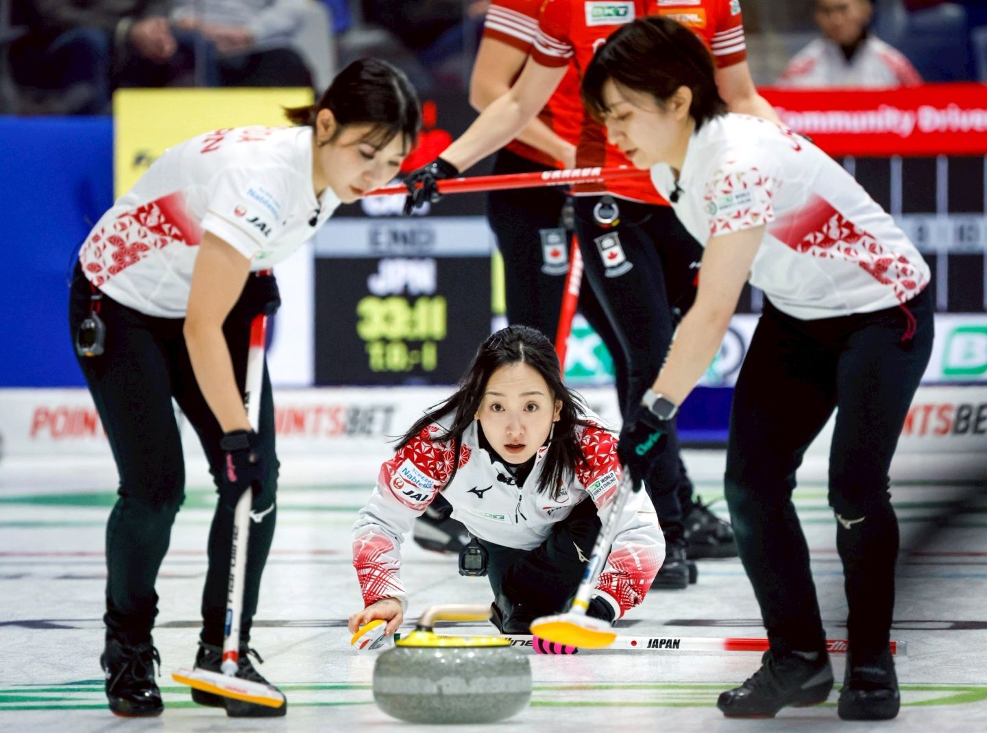 世界選手権を４位で終えたロコ・ソラーレ。はたしてバンクーバーで願いは叶うのだろうか。(C)AP/AFLO