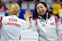 最後まで笑顔を絶やさなかったロコ・ソラーレ。藤澤（右）は３決後にまさかの“裏目標”を明かした。(C)AP/AFLO