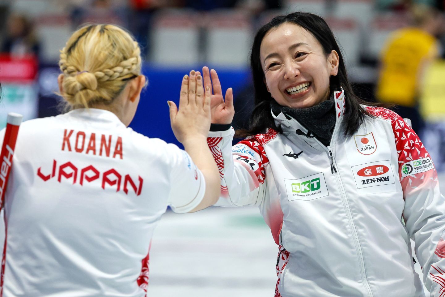 最後まで笑顔を絶やさなかったロコ・ソラーレ。藤澤（右）は３決後にまさかの“裏目標”を明かした。(C)AP/AFLO