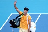 マイアミOP３回戦でコルダに敗れコートをあとにするアルカラス。ただ試合内容には一定の手応えを示し、クレーコートシーズンへの前向きな姿勢を見せた。（C）Getty Images