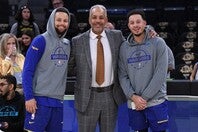 もしステフ（左）がホーネッツに移籍した場合、父デル（中央）は欠番となった30番の着用を許可するのか？(C)Getty Images