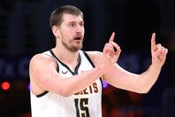 フルメンバーが揃ったナゲッツがブレイザーズに快勝した。(C)Getty Images