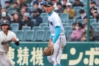 菰田は５回の守備で負傷。一時はグラウンドに復帰したが、その後に交代した。写真：梅月智史（THE DIGEST写真部）