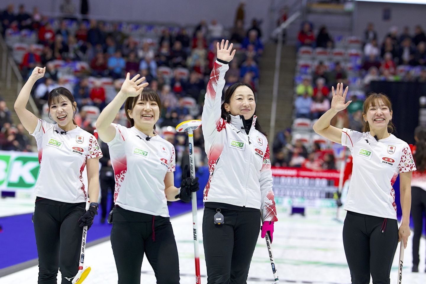 ４位に終わったロコ・ソラーレ。今大会でも彼女たちは“記憶に残る振る舞い”で世界中のファンを魅了した。(C)Anil Mungal/AFLO