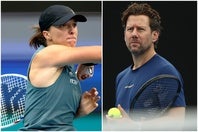 シフィオンテク（左）はフィセッテ氏（右）の下で昨年ウインブルドン優勝を飾ったが、今年は低空飛行が続いている。転機を求め、コーチ解消を決断した。（C）Getty Images