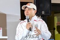 F1レーサーを目指す日本の子どもたちへメッセージを送った岩佐。(C)THE DIGEST編集部