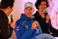 日本のファンの前で“世界初公開”のサプライズを行なったガスリー（中央）。(C)THE DIGEST編集部