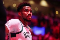 プレーの準備ができているにもかかわらず欠場が続くヤニス。その心境はいかに。(C)Getty Images