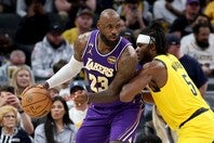終盤に詰め寄られながらもレイカーズが勝利。レブロンはトリプルダブル級の活躍でチームを牽引した。(C)Getty Images