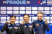 女子SP後の会見で小さめメダルを手に微笑む（左から）千葉、坂本、そしてグレンの３人。(C)Getty Images