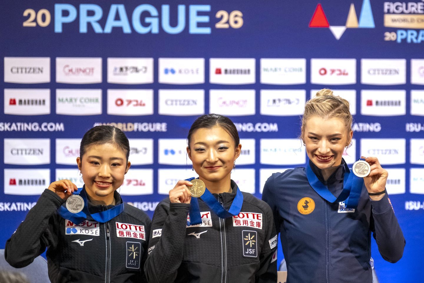 女子SP後の会見で小さめメダルを手に微笑む（左から）千葉、坂本、そしてグレンの３人。(C)Getty Images